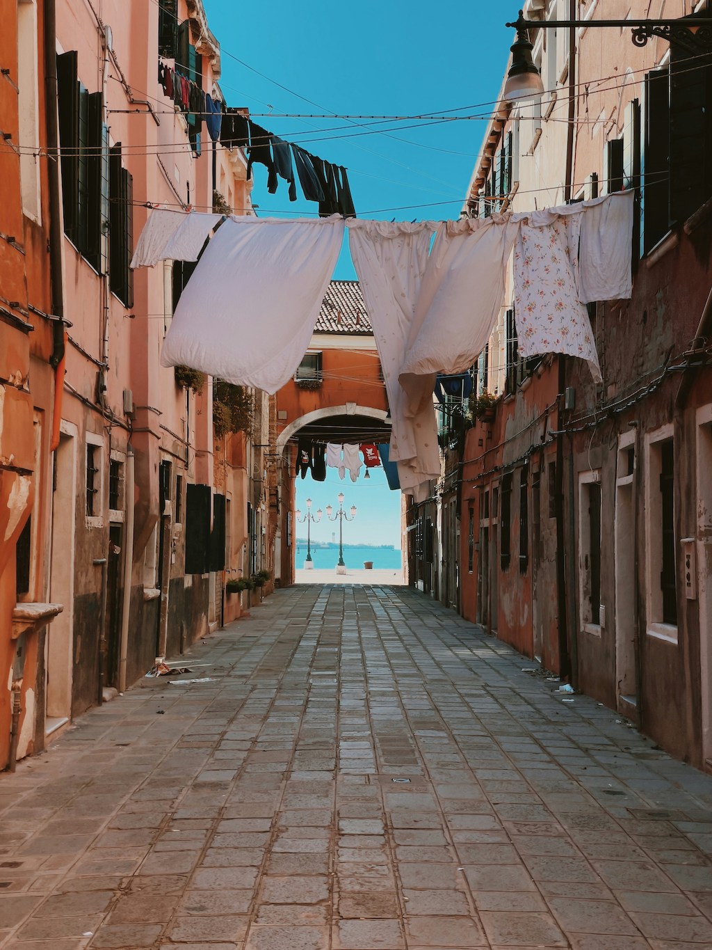 Een rustig straatje in Venetië met in de wind wapperende was, zonder toeristen