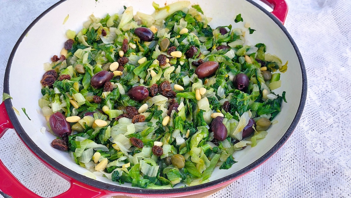 Andijvie, kappertjes, olijven, rozijnen: een heerlijk en gezond mediterraan bijgerecht