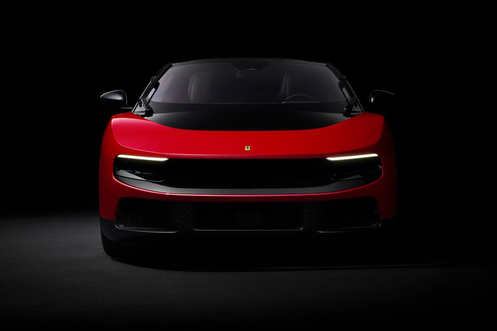 Questa è la prima auto completamente elettrica della Ferrari… e non è un successo assoluto