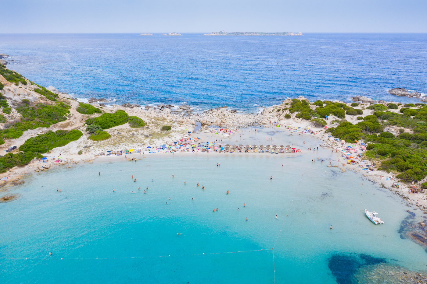 Oltraggio in Sardegna: ombrelloni vietati ai bagnanti tra i 10 e i 65 anni