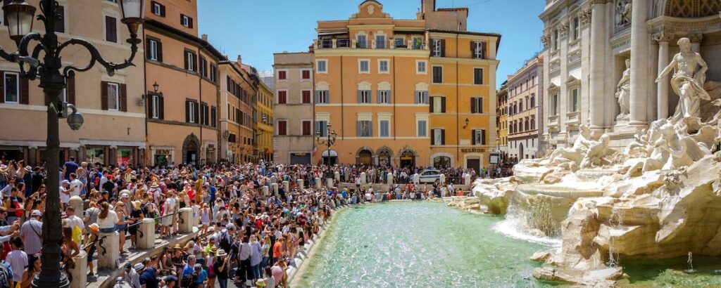 Fontana di Trevi Roma con molti turisti