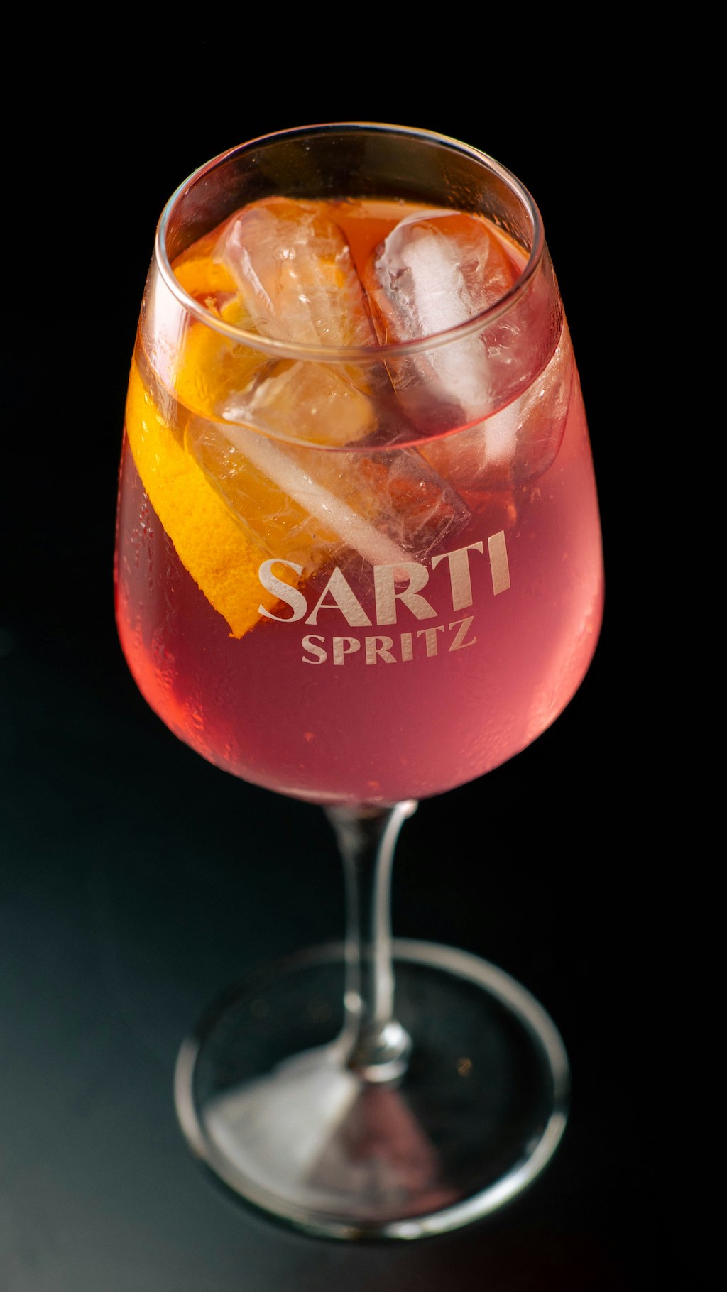 Questa variante rosa detronizza il classico Aperol Spritz?