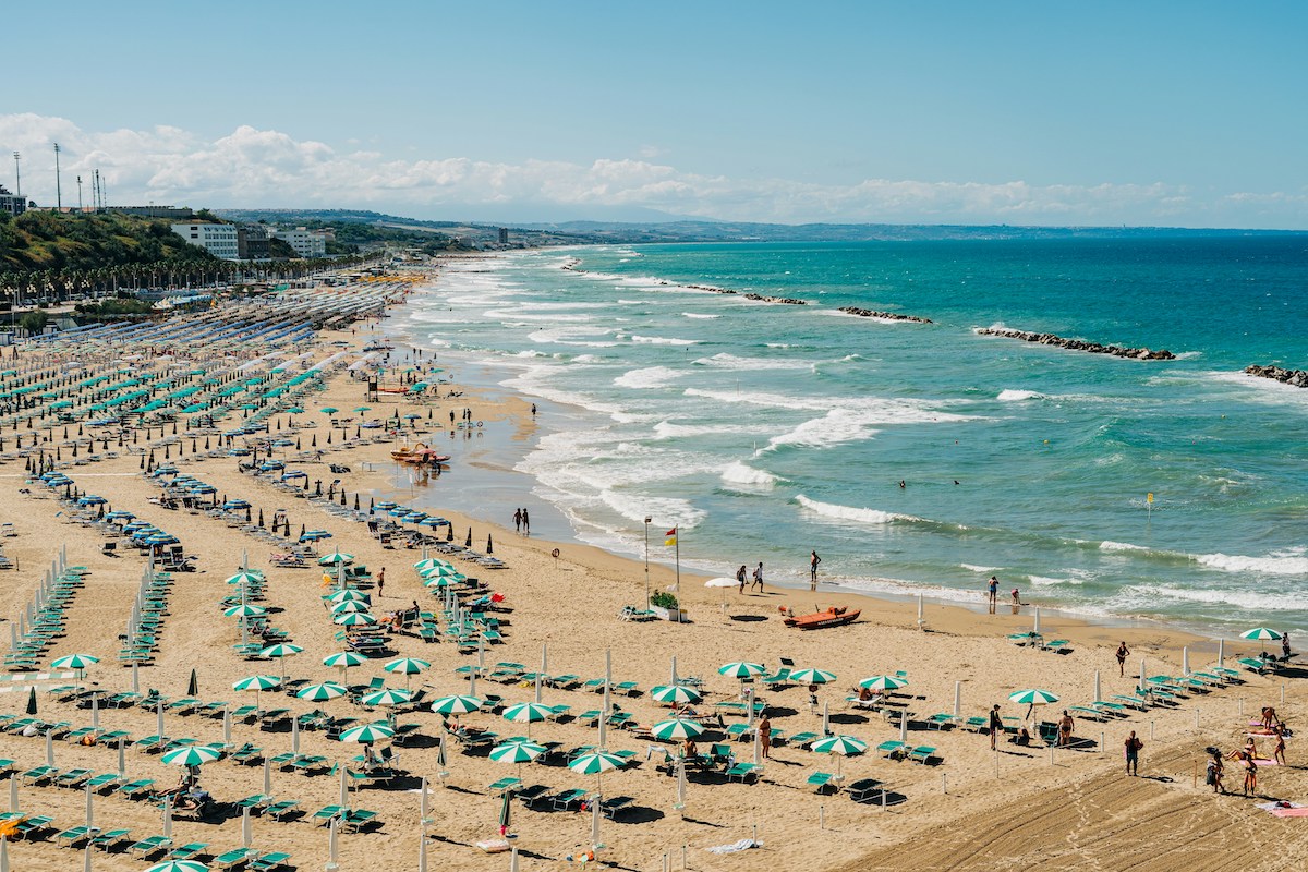 Ecco come si va al mare da italiani (e non da turisti)