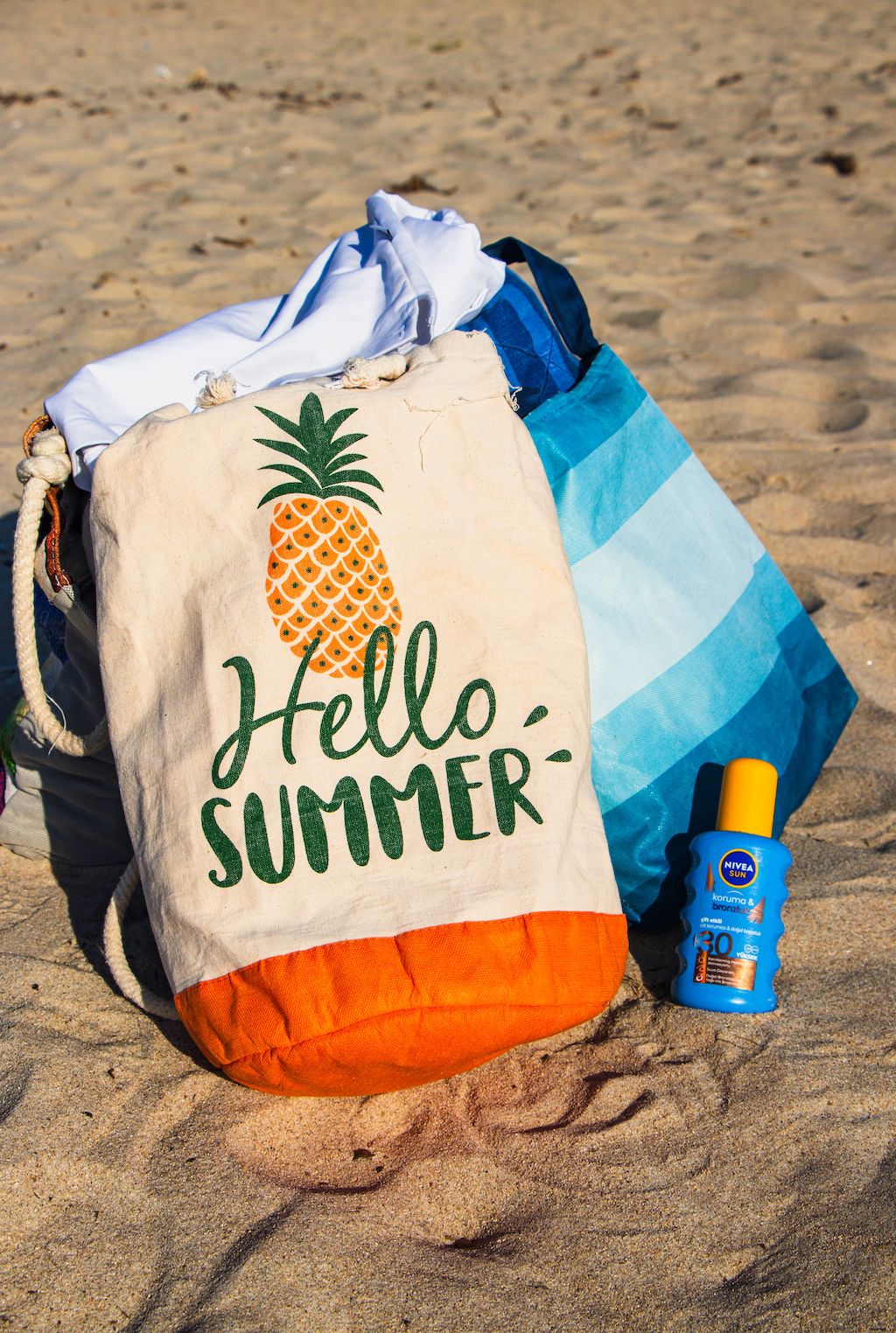 Cosa c'è nella borsa da spiaggia italiana? Ti imbatti in queste 17 cose molto spesso